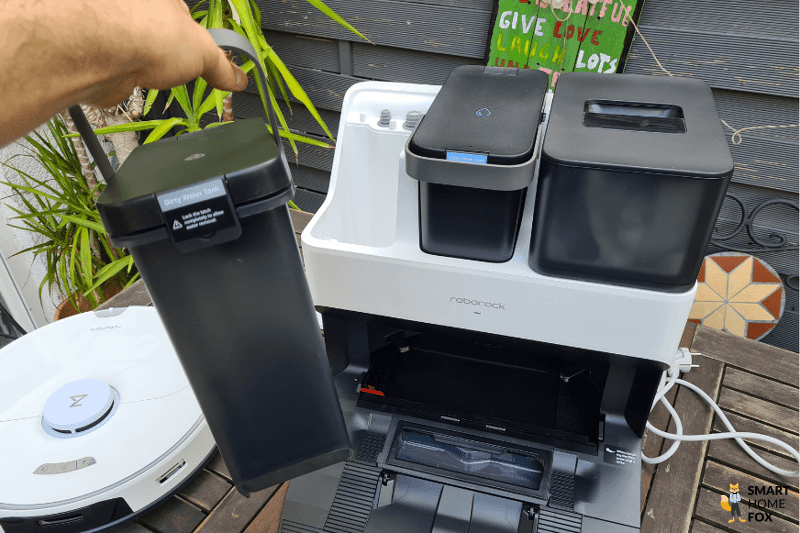 Бак с грязной водой станции Roborock S7 Pro Ultra держат в руках